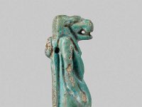 Aeg F 31 Seite  Aeg F 31, Gegend von Assuan, Spätzeit, Thoeris, Hellblaue Fayence, H 4,7 cm, B 1,5 cm, T 2,0 cm : Bestandskatalog Ägypten, Museumsfoto: Claus Cordes